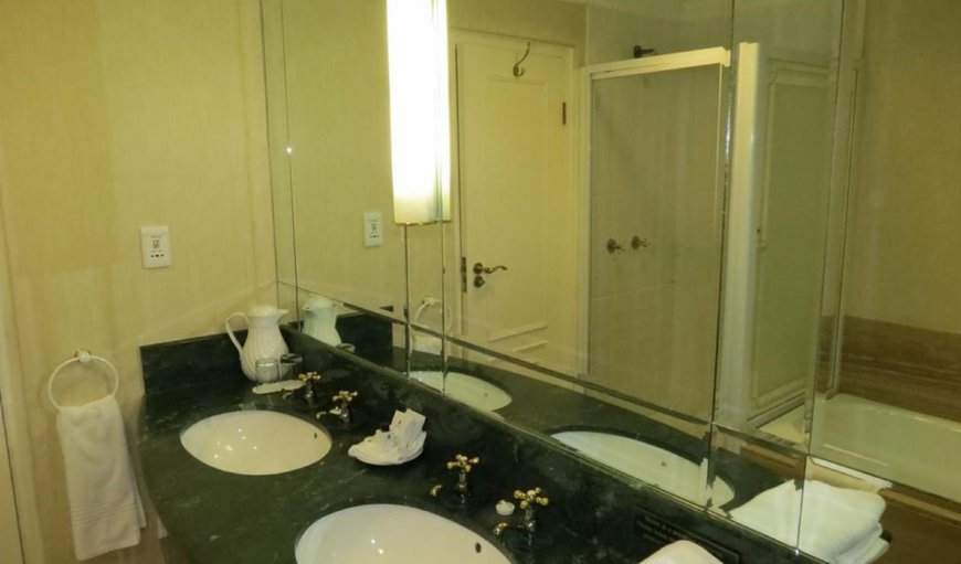 Premier Suite: Bathroom