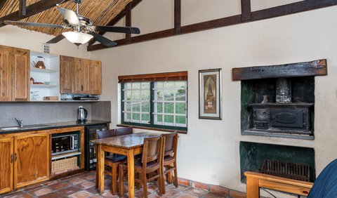 Vineyard Cottage: Vineyard Cottage for 3 - Kitchen