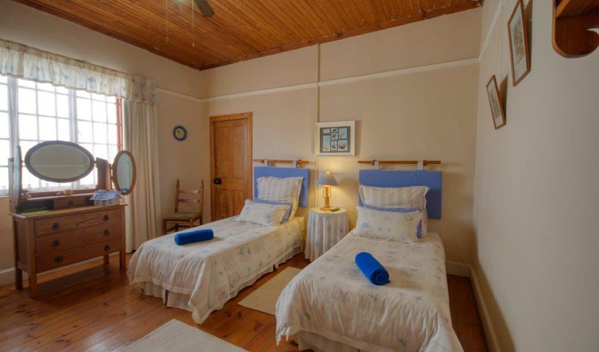 Twin Room : Blue room: Bedroom with 2 single beds