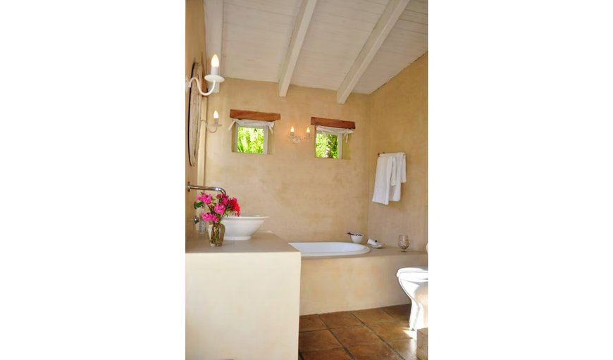 Petite Paradis: Bathroom