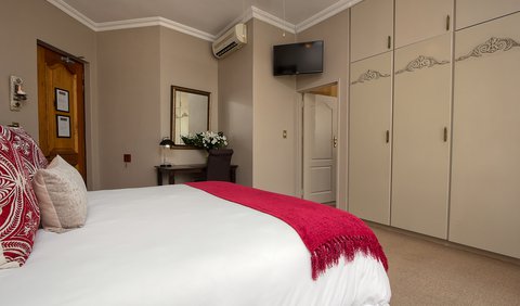 Deluxe King Room with bath and shower: Deluxe King Room with Bath and Shower