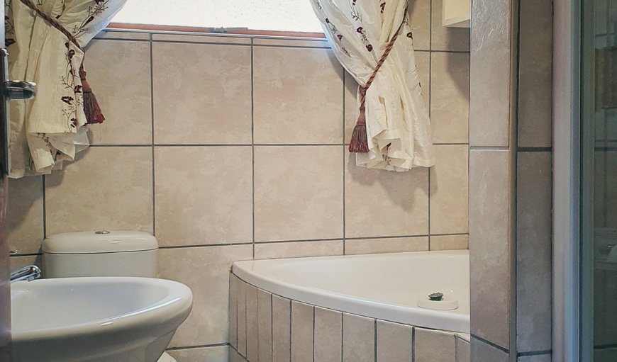 Bibi Ellipsis: Bathroom with corner bath and shower