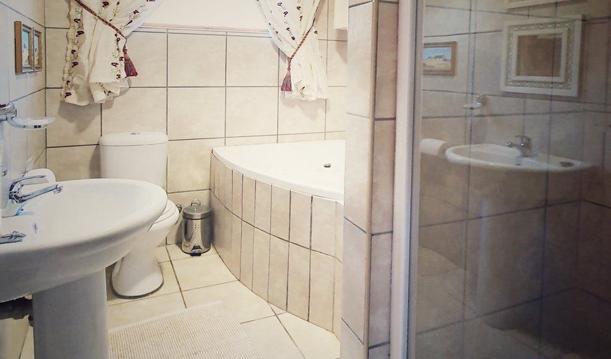 Bibi Ellipsis: Bathroom with corner bath and shower