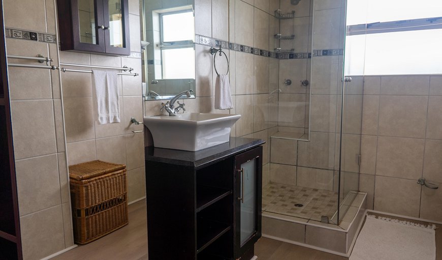 3 Bedroom Self Catering Apartment: 2nd bathroom
