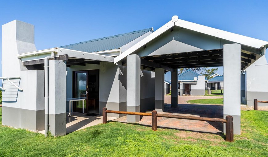 4 Sleeper Beach House (1 bedroom sea v): Photo of the whole room