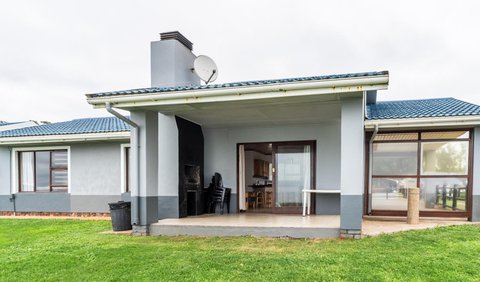 6 Sleeper Beach House (3 bedrooms sea v): Photo of the whole room