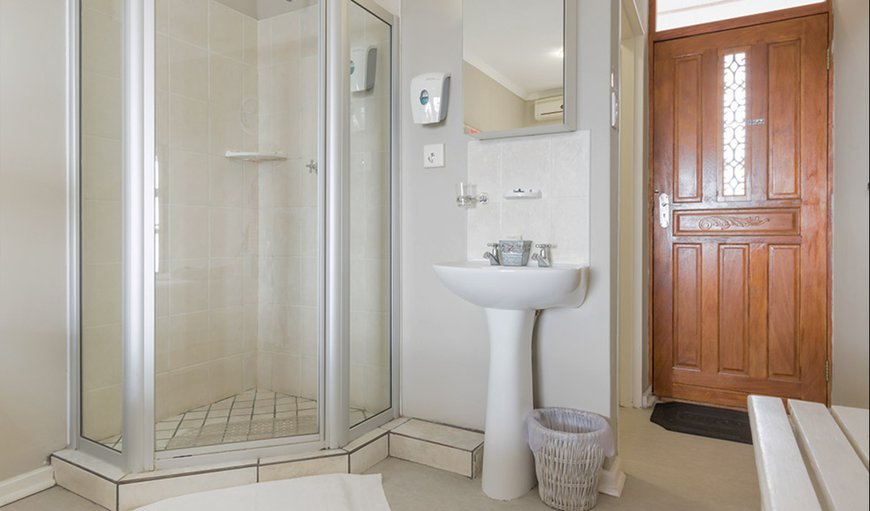 Open Plan Unit 4 - Queen bed: Unit 3 and Unit 4 Each Have a Shower in the Unit with a Separate Toilet.