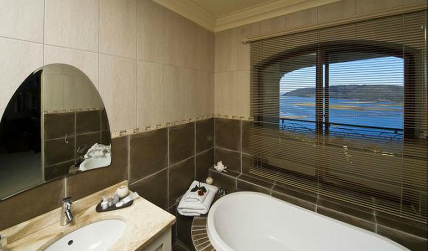 CORAL SUITE: CORAL SUITE bathroom.