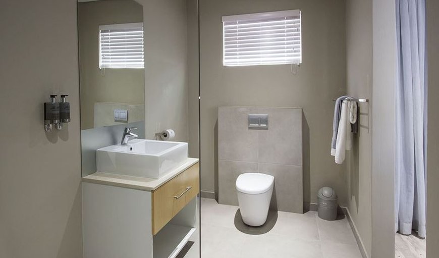 Executive Single Suite: En-suite bathrooms