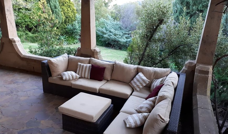 The Royal Bedroom: Verandah lounge area