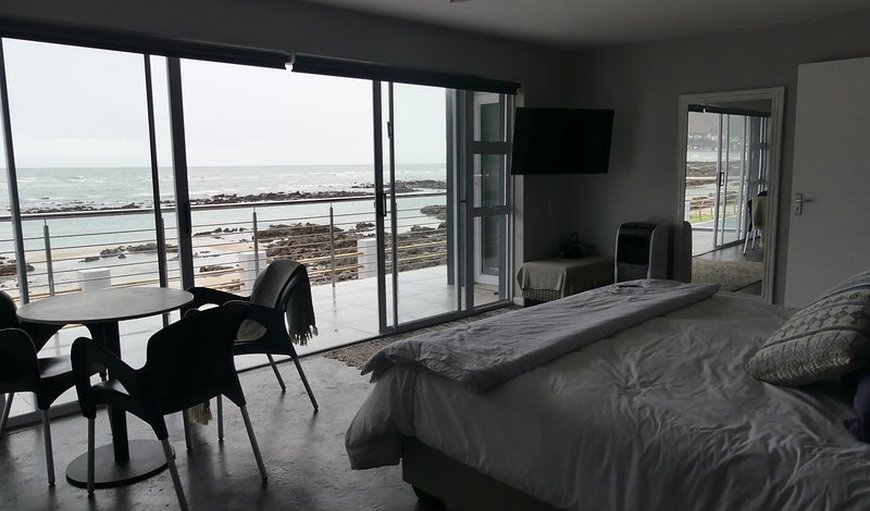 Travel Beach House: Bedroom with balcony