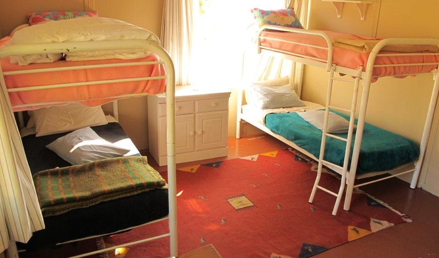 Oom Hans Cottage: Bedroom with 2 Bunk Beds