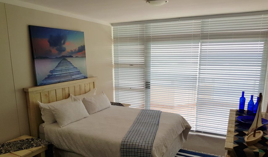 Strand Beach Front: Bedroom with double bed