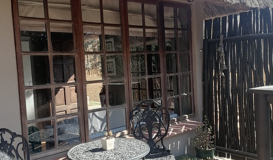 Guinea Fowl Studio Cottage: Outside Patio