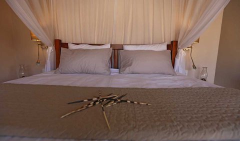 Impala Room - Lengau Lodge - Kruger: luxury XL kingsize bed with mosquito netting