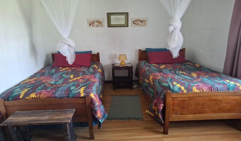 Standard Twin Room: Bed