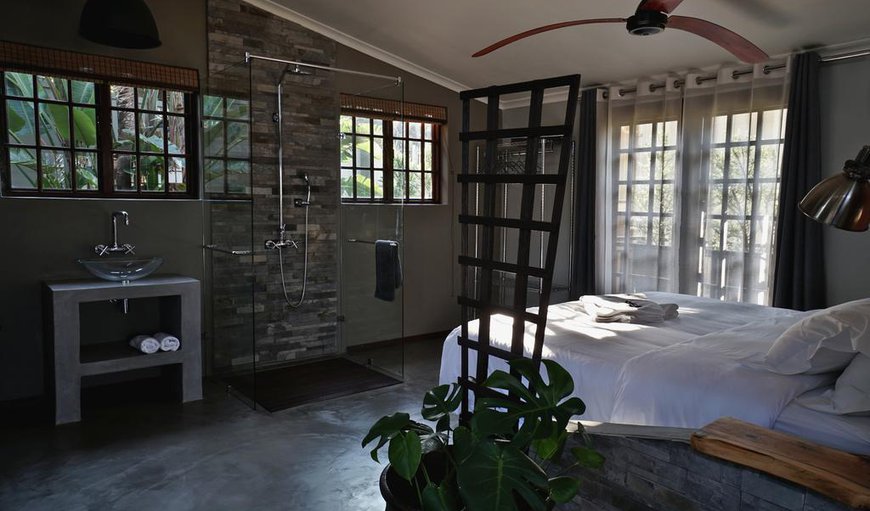 Villa La Mercy Chalet: Modern Bedroom and Open Plan Bathroom