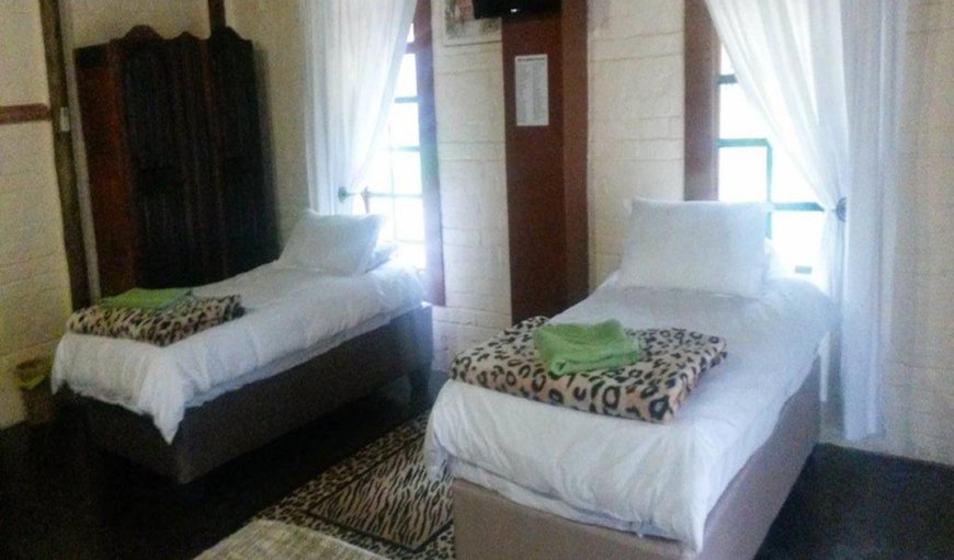 Self-Catering Family Unit 6: Self-Catering Family Unit 6 - Unit with a double bed and twin beds