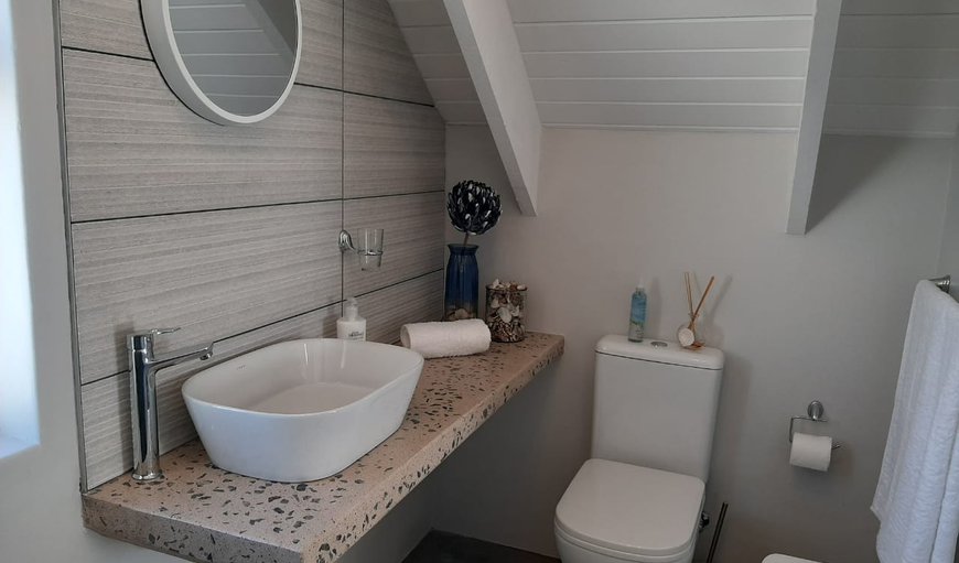 Loft Apartment: Bathroom