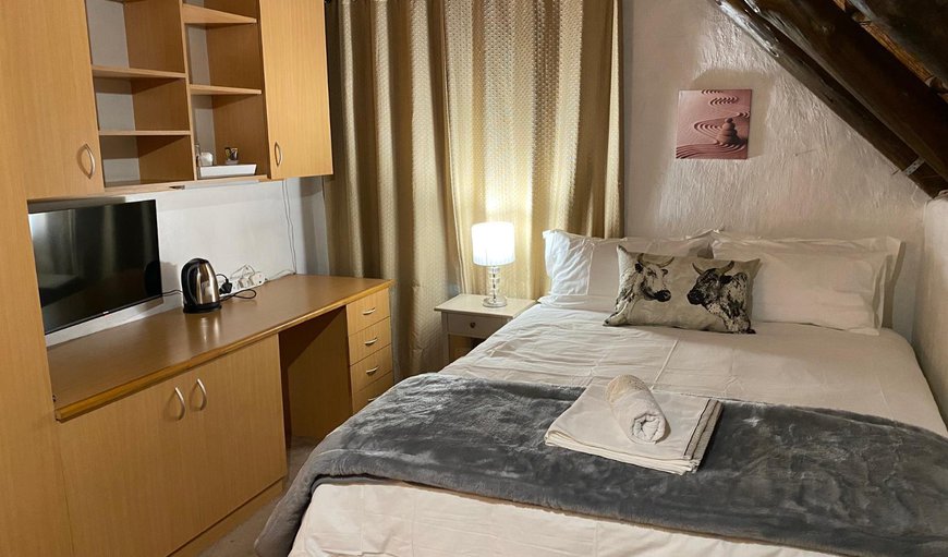 Double Room with Shared Bathroom: Bed