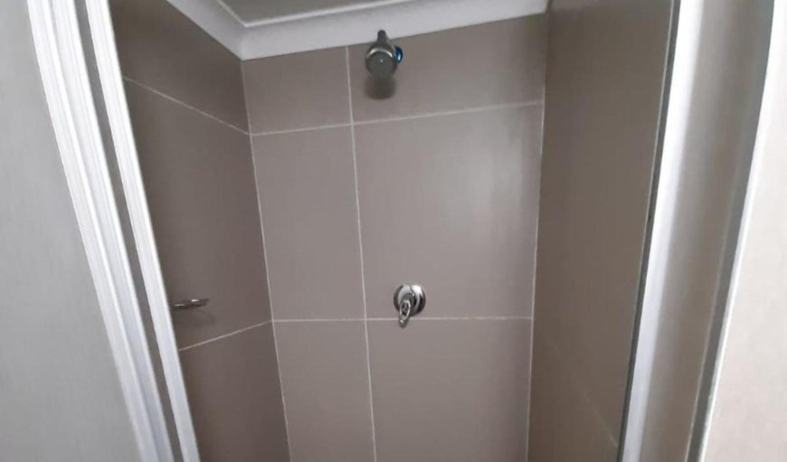 Self-catering Suite 2: Shower