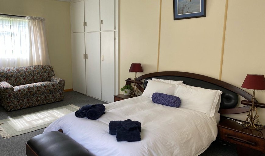 Double Room with En-suite (First Floor): Bed