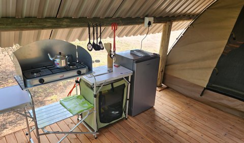 Jackal Cry River View Tent: Kitchenette