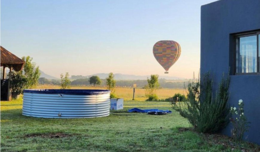 Sky Country Cottage: Swimming pool