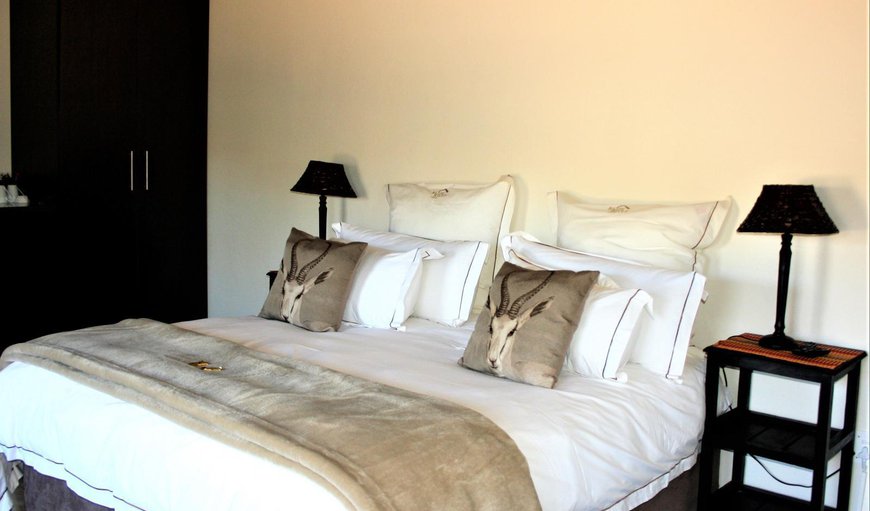 African Flame Luxury Room- First Floor: Bed