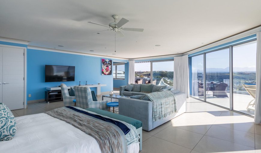 Teal Suite with Sea View: Bed