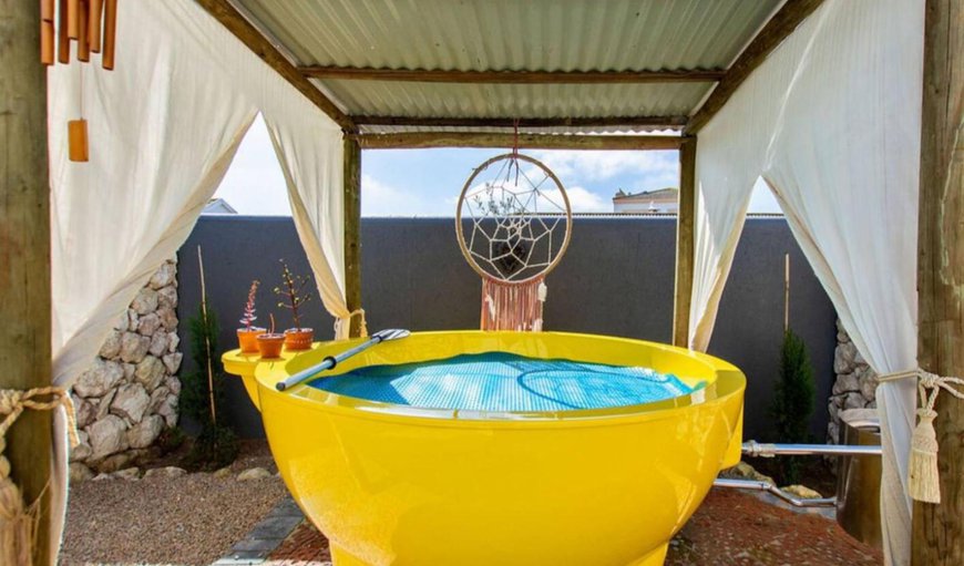 Waves Beach House Langebaan: Hot tub