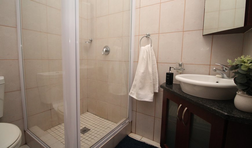 Topanga 33: En-Suite Bathroom