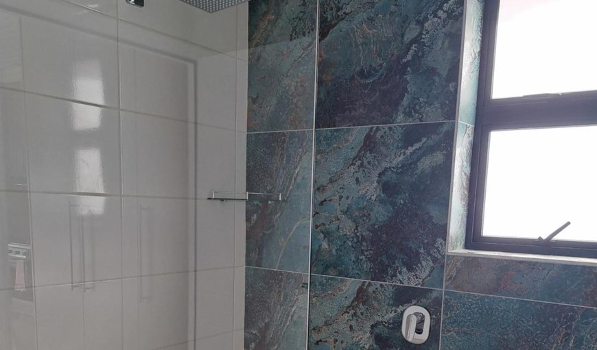 Self-catering Studio Apartment: Shower