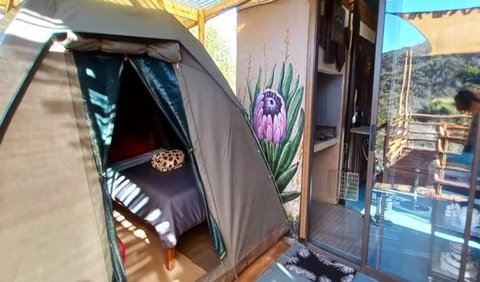 Comfort Tented Glamping: Tent on deck with 2 single beds