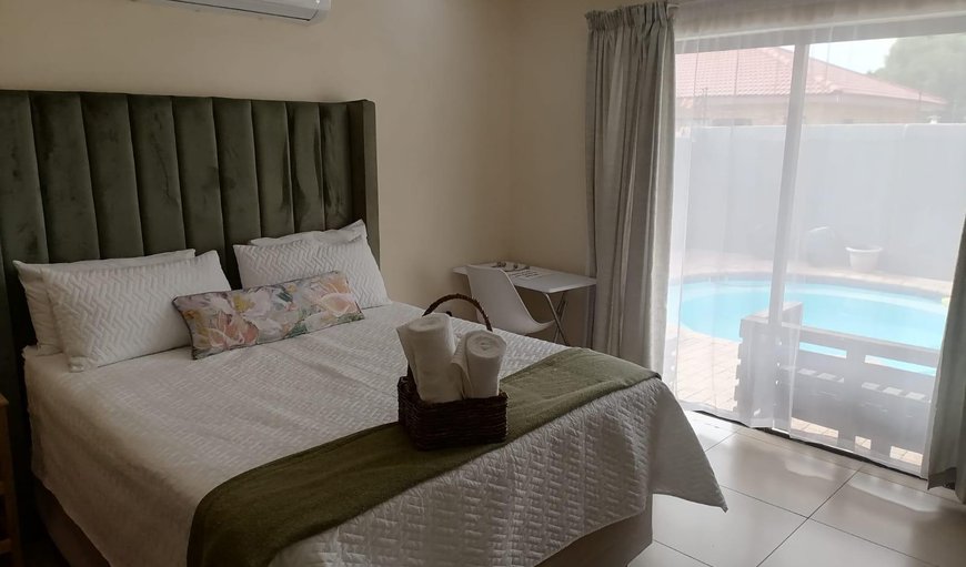 Double Room with Pool View: Photo of the whole room