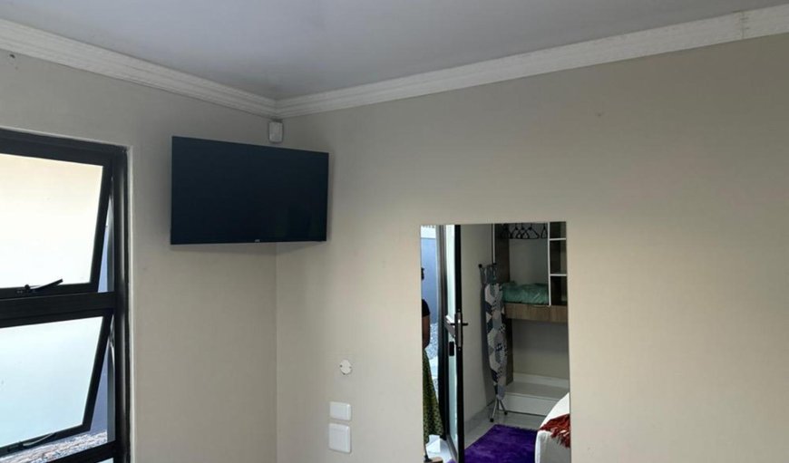 Standard Queen Room: TV and multimedia