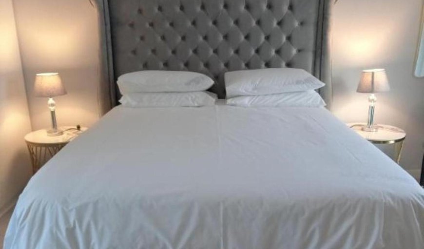 Deluxe Queen Room: Bed