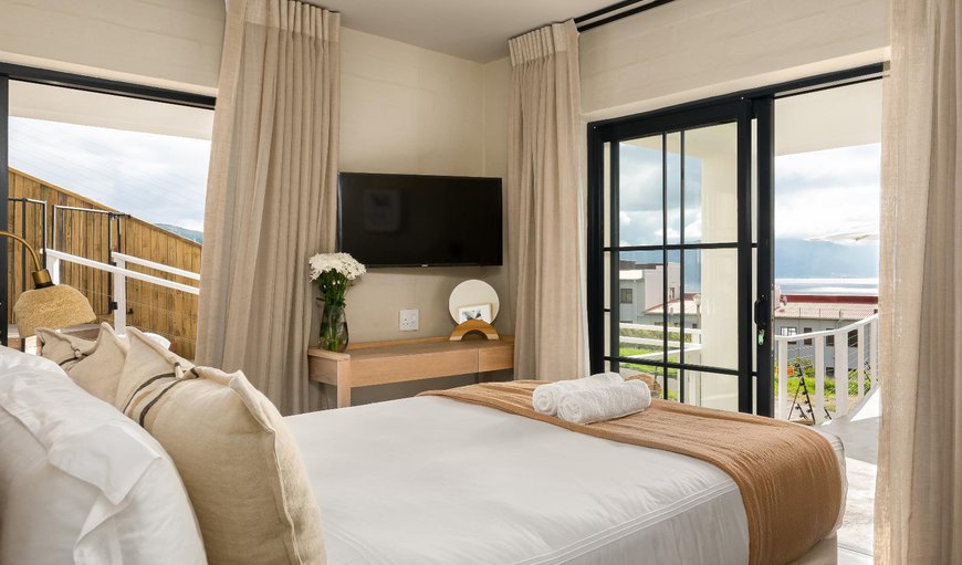 Deluxe Suite with Sea and Pool View: TV and multimedia