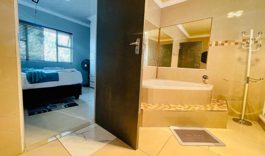 Honeymoon Suite: Bathroom