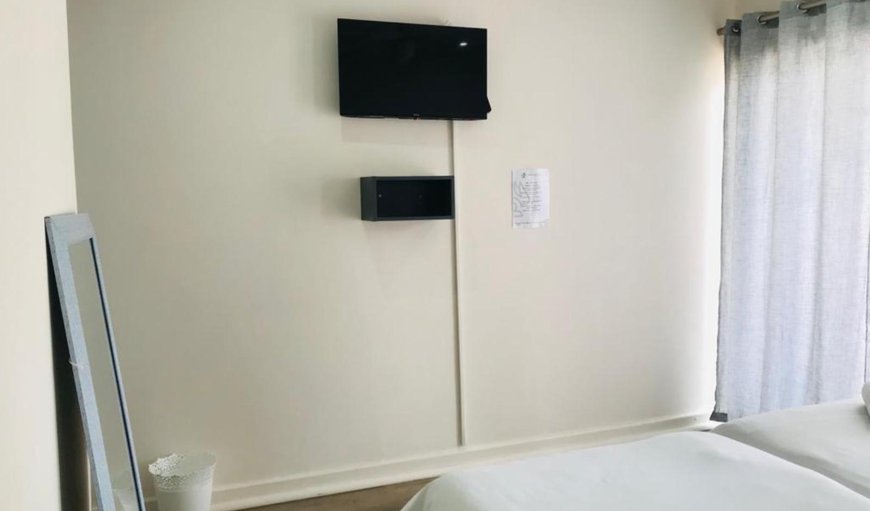 Classic Twin Room: TV and multimedia