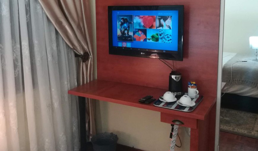 Budget Double Room (Shared Bathroom): TV and multimedia