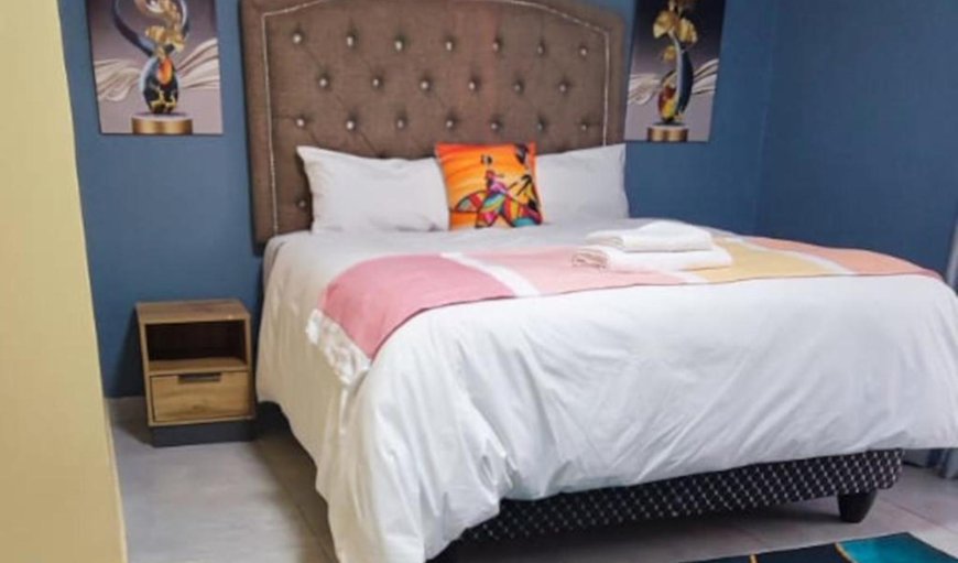 Deluxe Queen Room: Bed