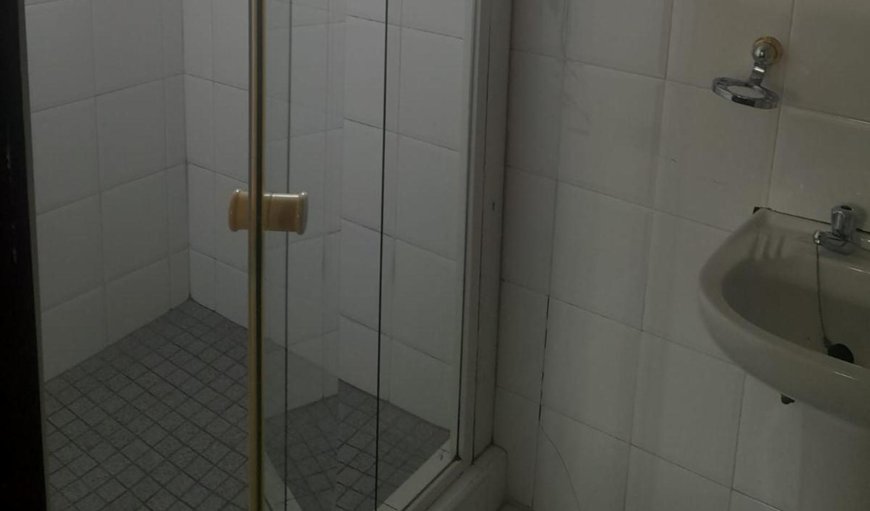 Classic King Room - 8 Turnberry Ave: Shower