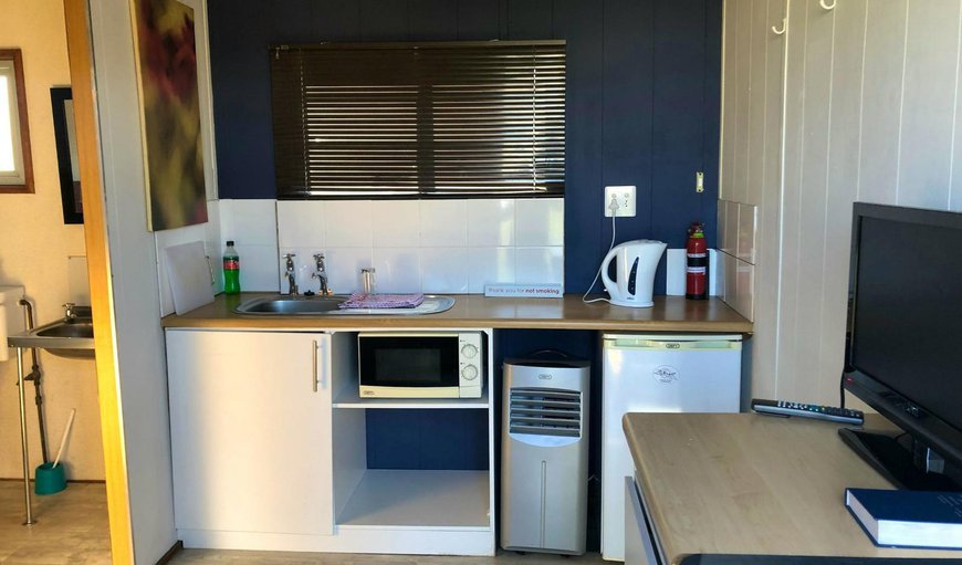 Economy Double Room: Kitchenette