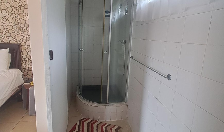 Standard Double Room: Bathroom