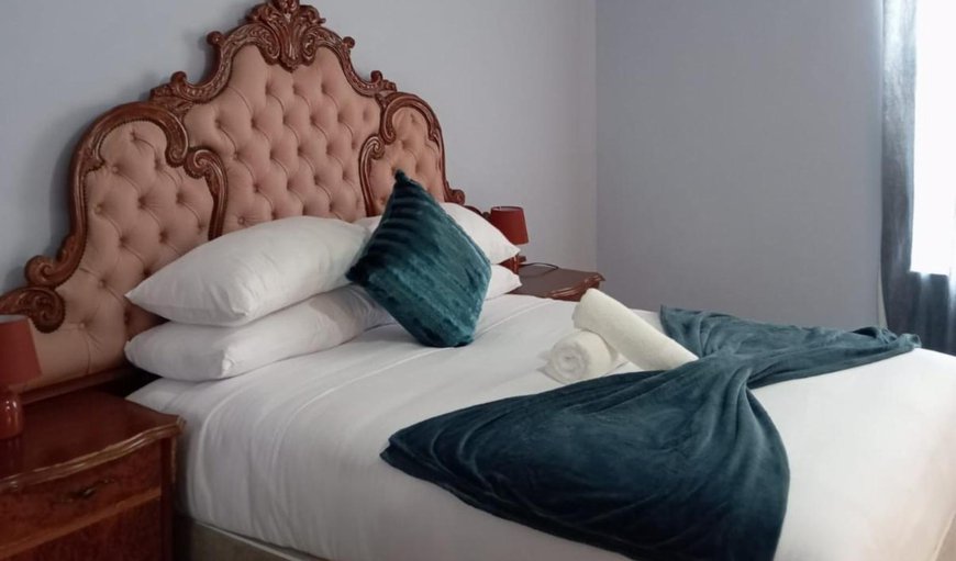 Deluxe Queen Room: Bed