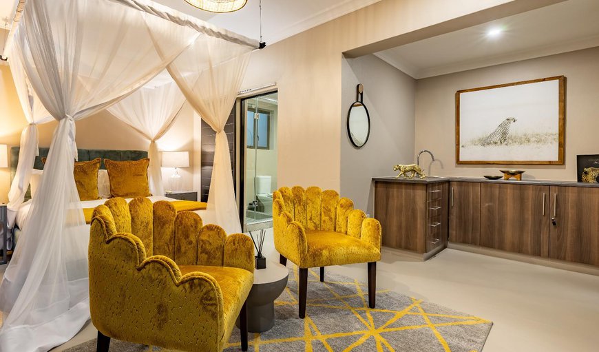 Luxury Queen Room - Cheetah Suite: Seating area