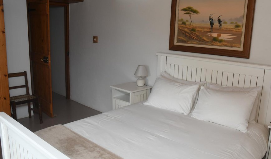 Three Bedroom Luxury Cottage- Jakaranda: Bed