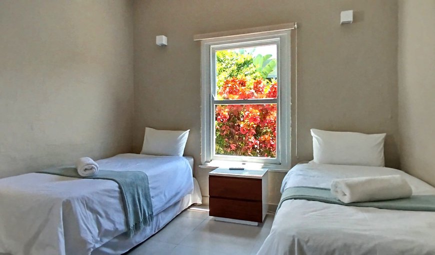 Santorini Shaka's Rock 19 Thira: Bedroom with twin singles