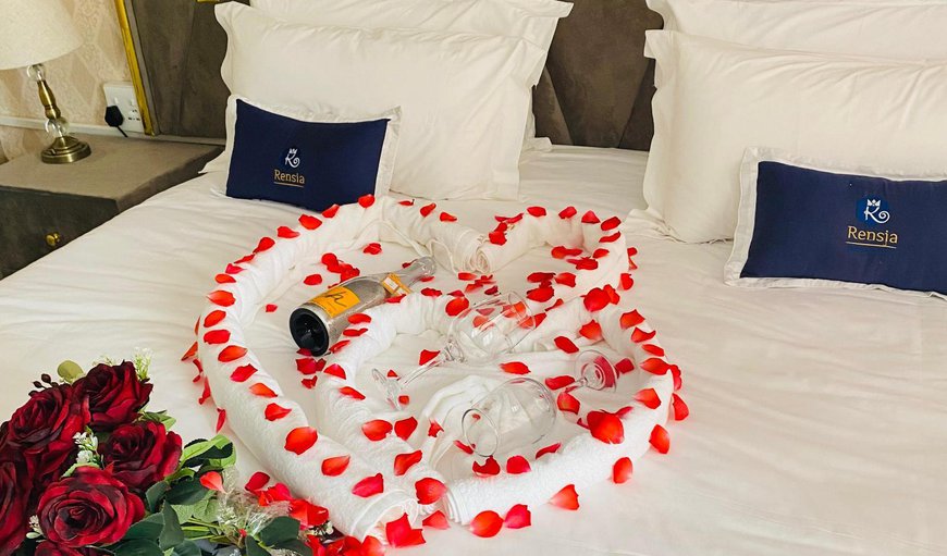 Honeymoon King Suite: Bed